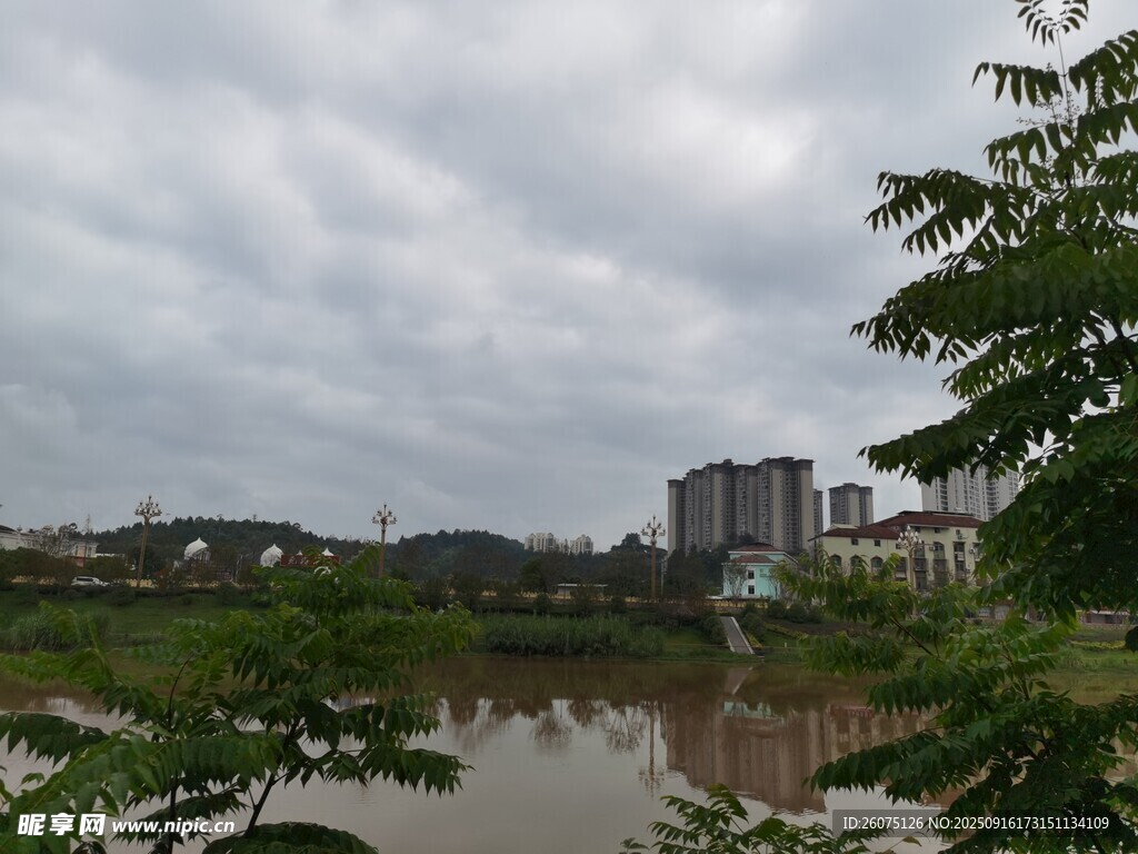 河畔城市風(fēng)景