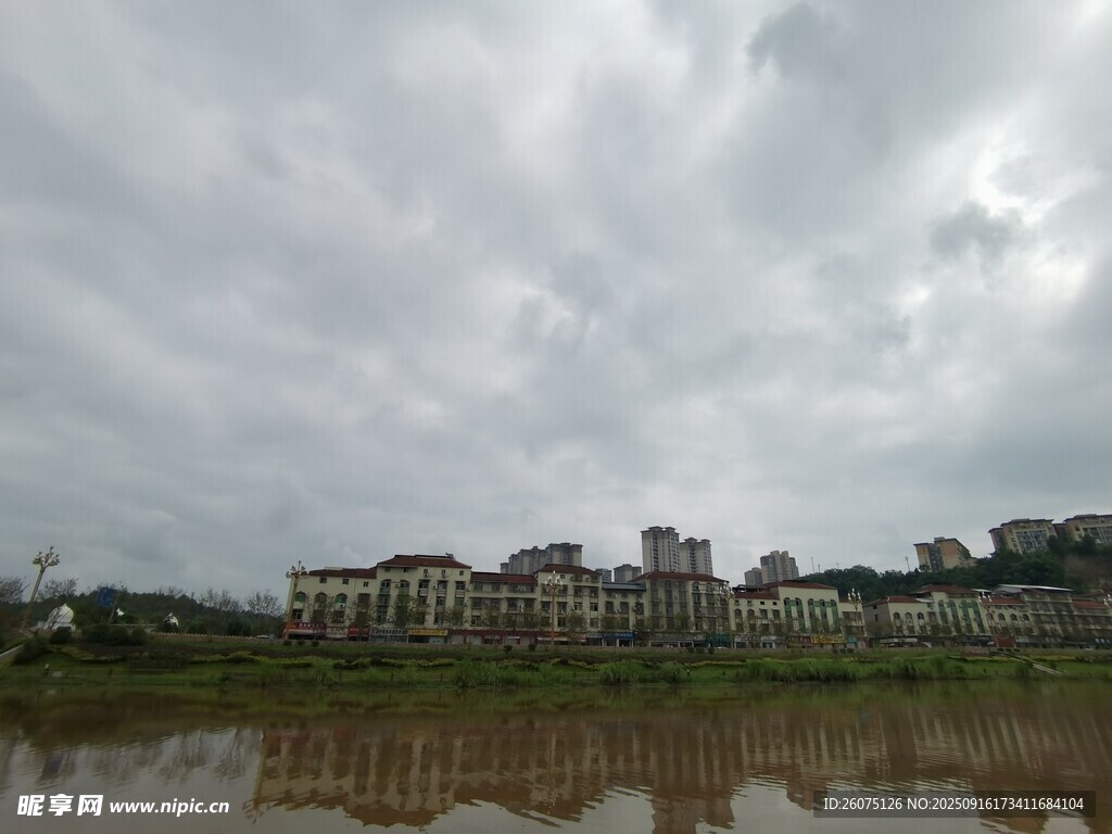 湖畔建筑群的陰天景致