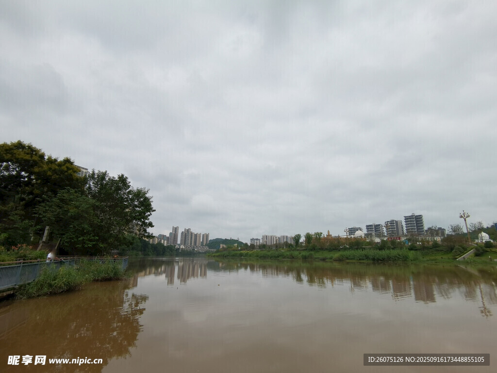 陰天河畔風(fēng)景