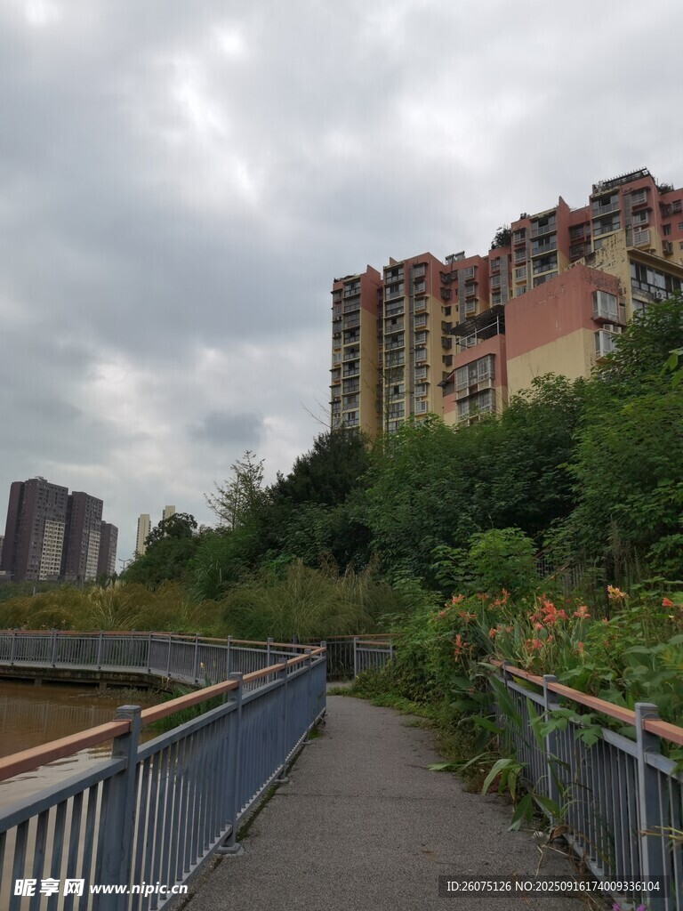 河邊步道旁的高層住宅樓