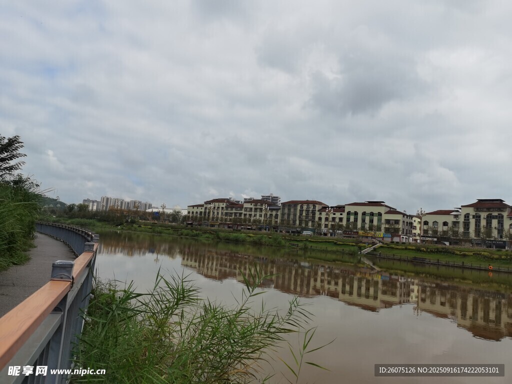 河畔風景寧靜的城鎮(zhèn)景觀