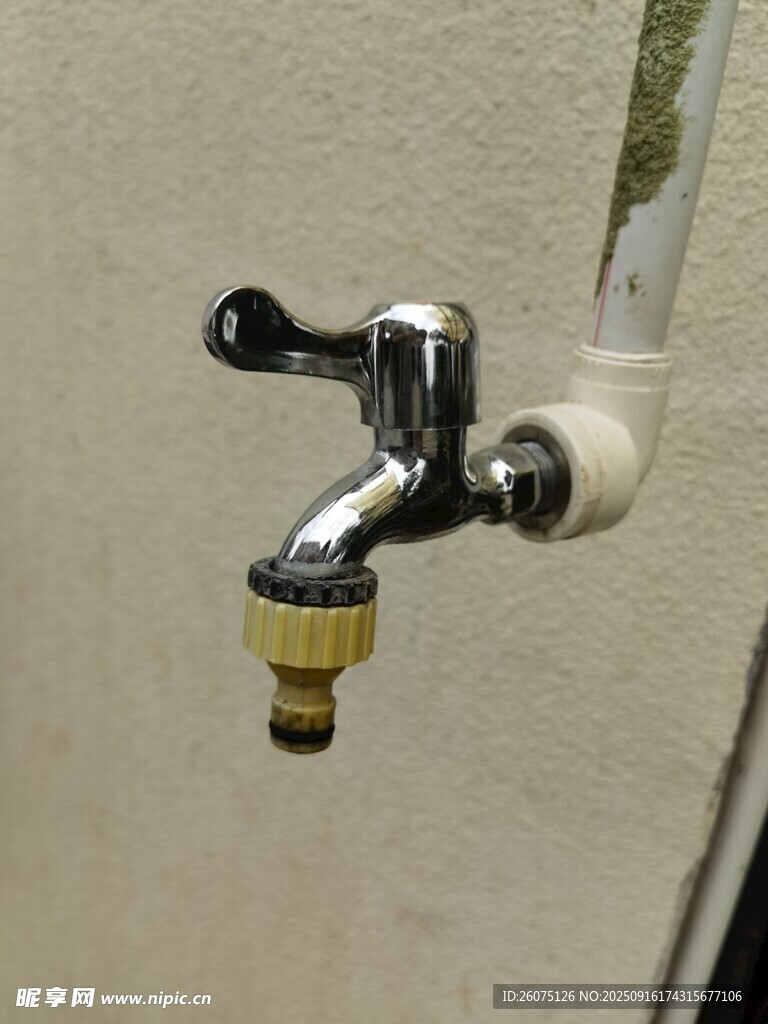 戶外金屬水龍頭特寫