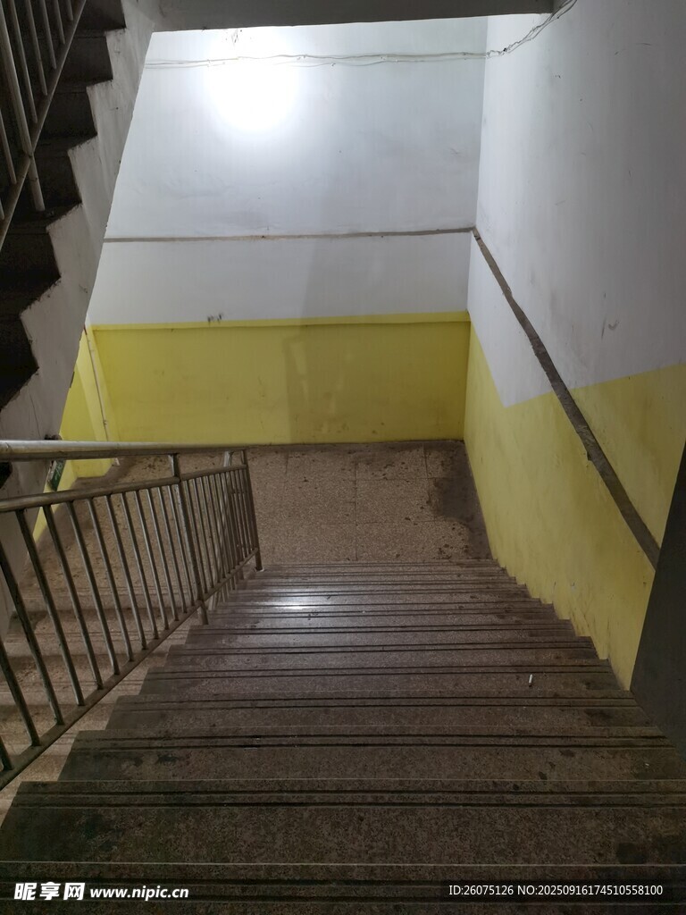 老舊樓道內(nèi)的樓梯場景