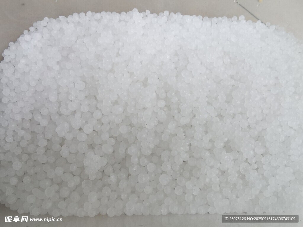 白色晶體顆粒
