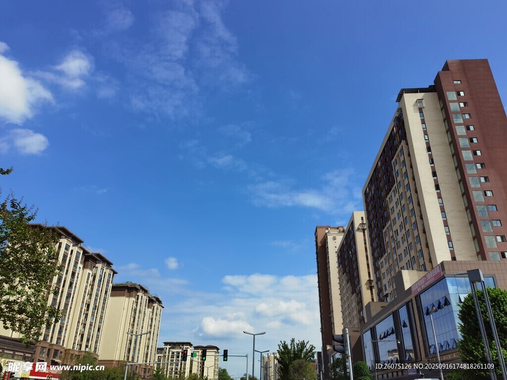 城市高樓與晴朗藍天