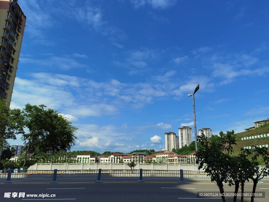 藍天白云下的城市廣場景觀