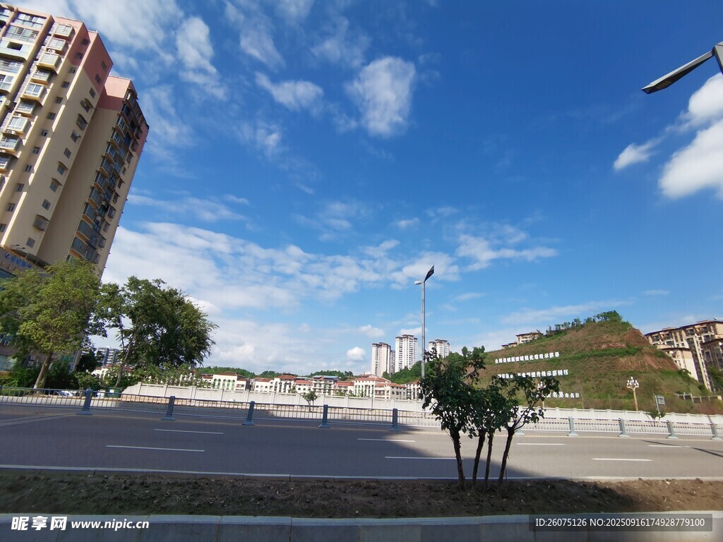 城市街道藍(lán)天白云風(fēng)景