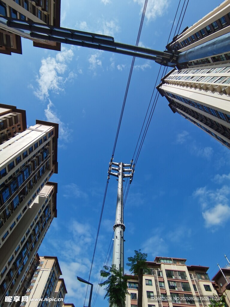 仰視城市高樓與通信桿