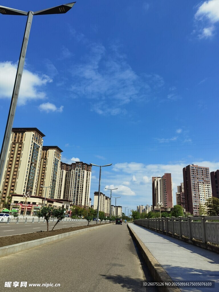 城市道路旁的高樓景觀
