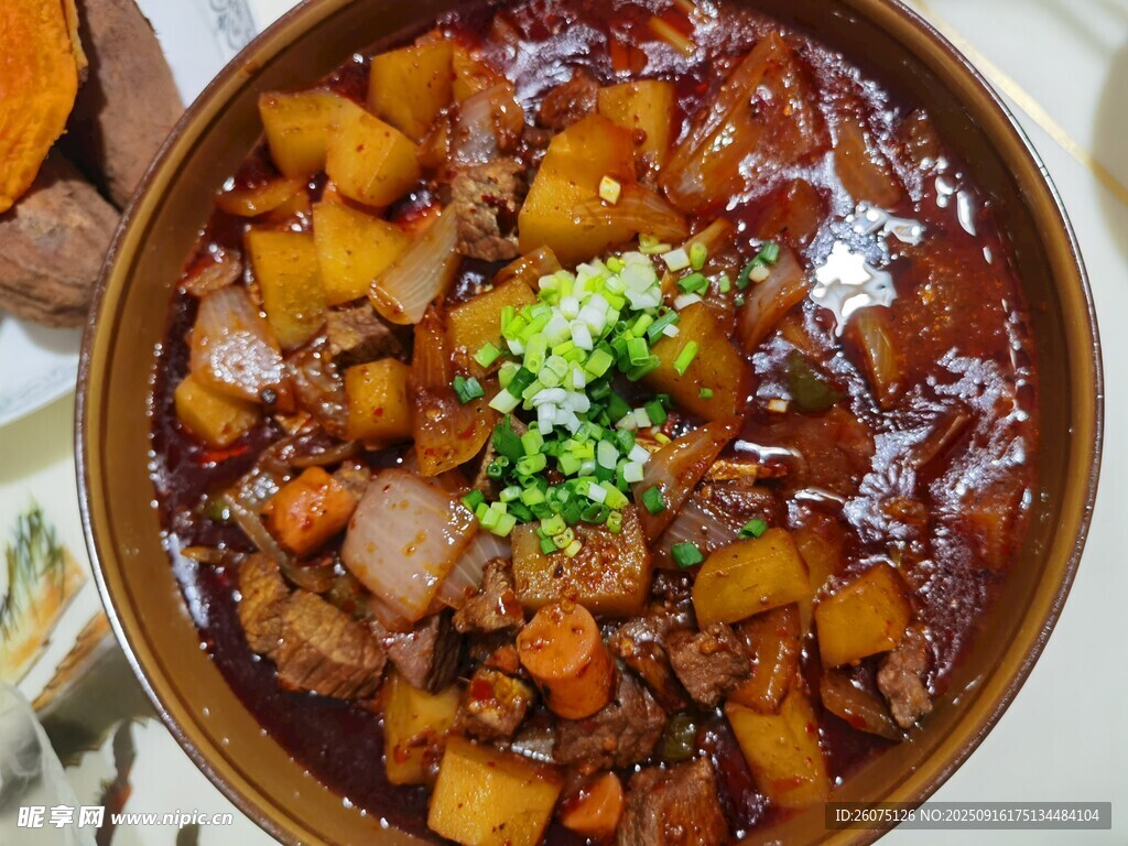 美味土豆燒牛肉食材豐富誘人