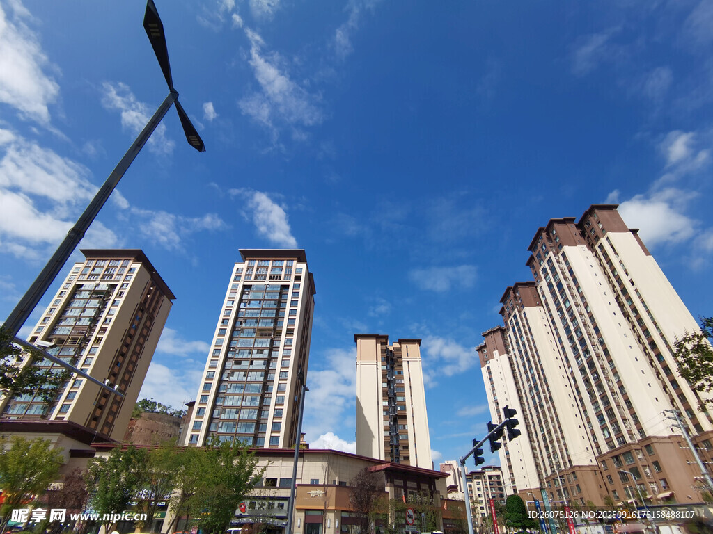 城市高樓與藍(lán)天景觀