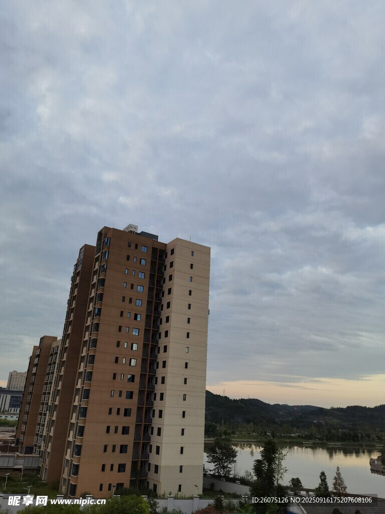 城市高樓與多云天空景觀
