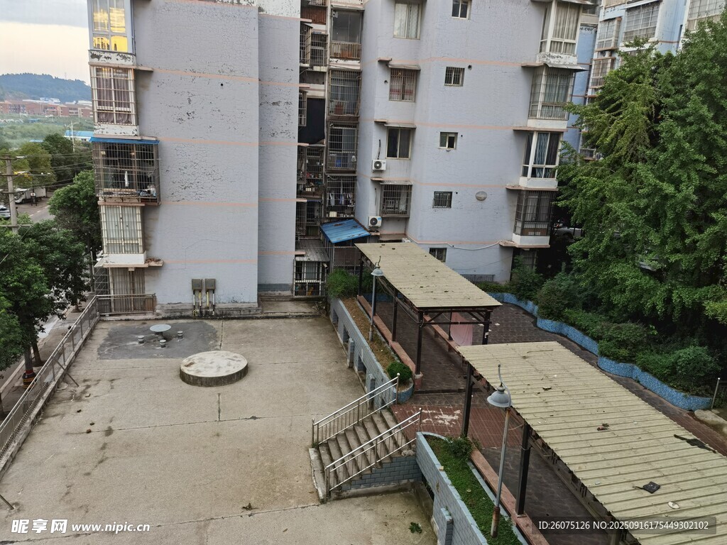 老舊居民樓旁的露天場地