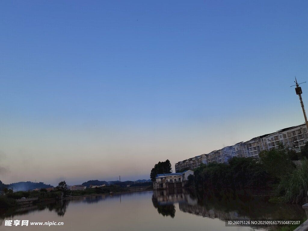 河畔黃昏美景