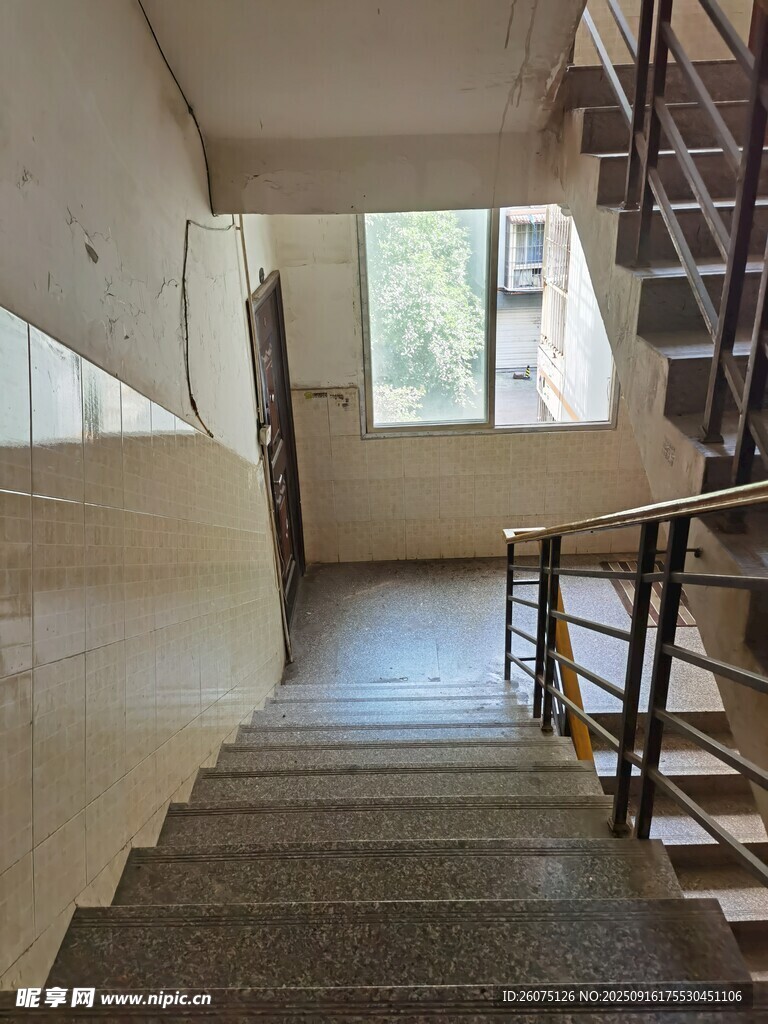 室內(nèi)樓梯間的明亮通道