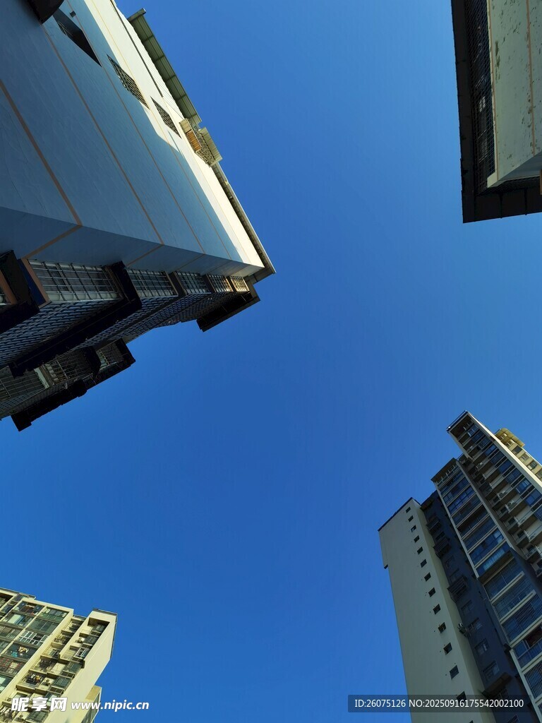 仰視城市高樓建筑