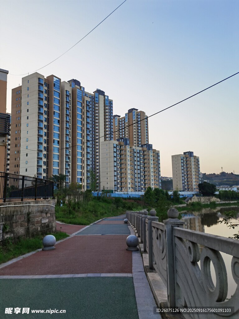 河畔高樓旁的休閑步道