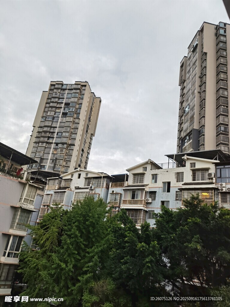 城市高樓與低層建筑景觀