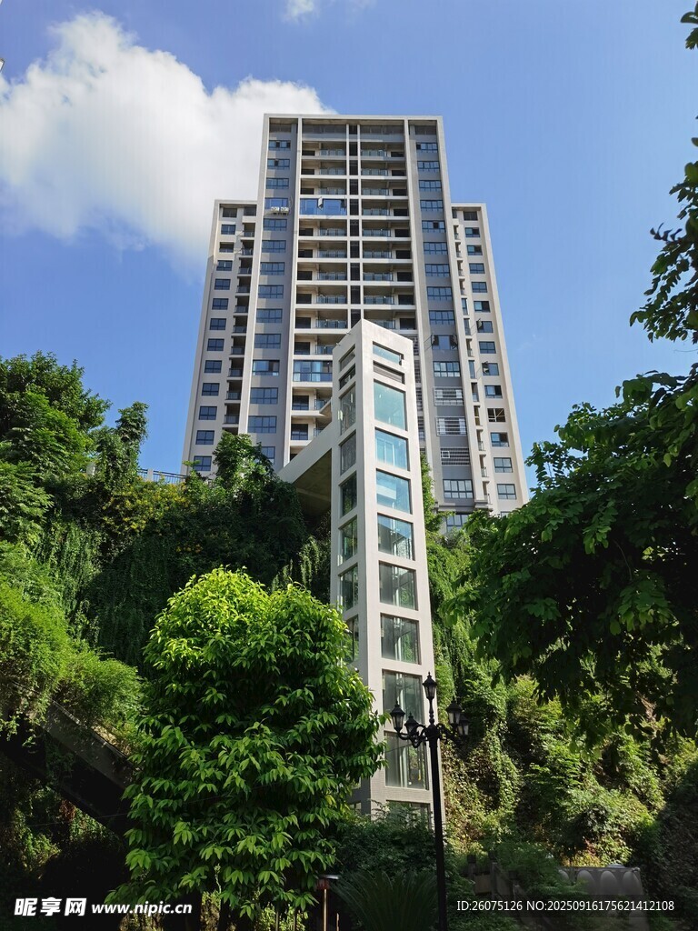 綠樹(shù)環(huán)繞的現(xiàn)代高層住宅