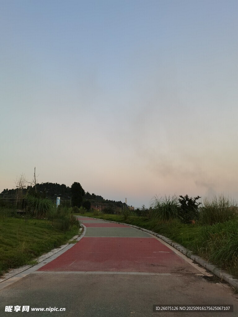 黃昏下的紅道與草地