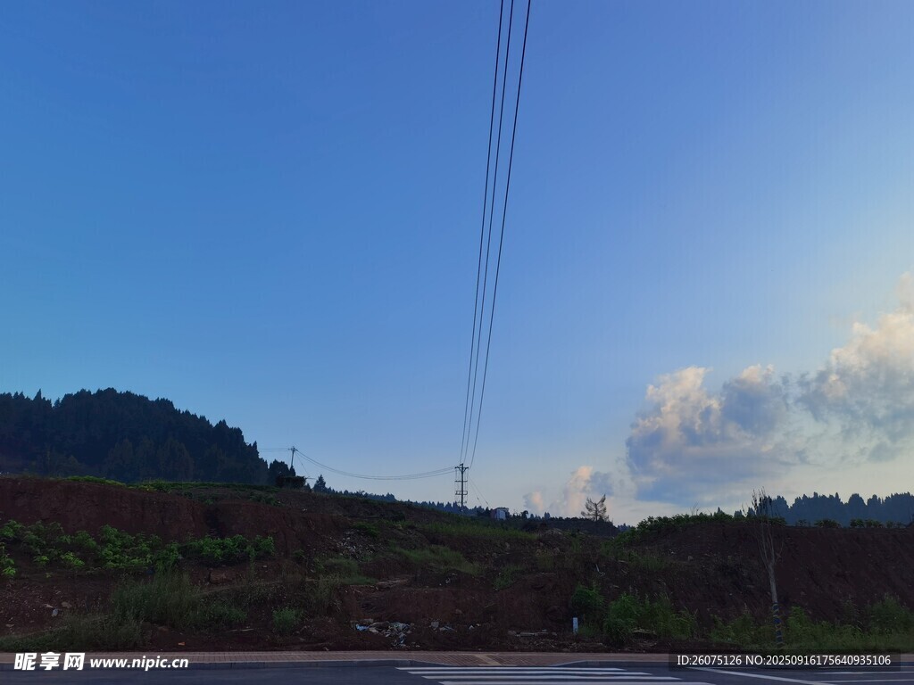 鄉(xiāng)村田野間的藍(lán)天景致