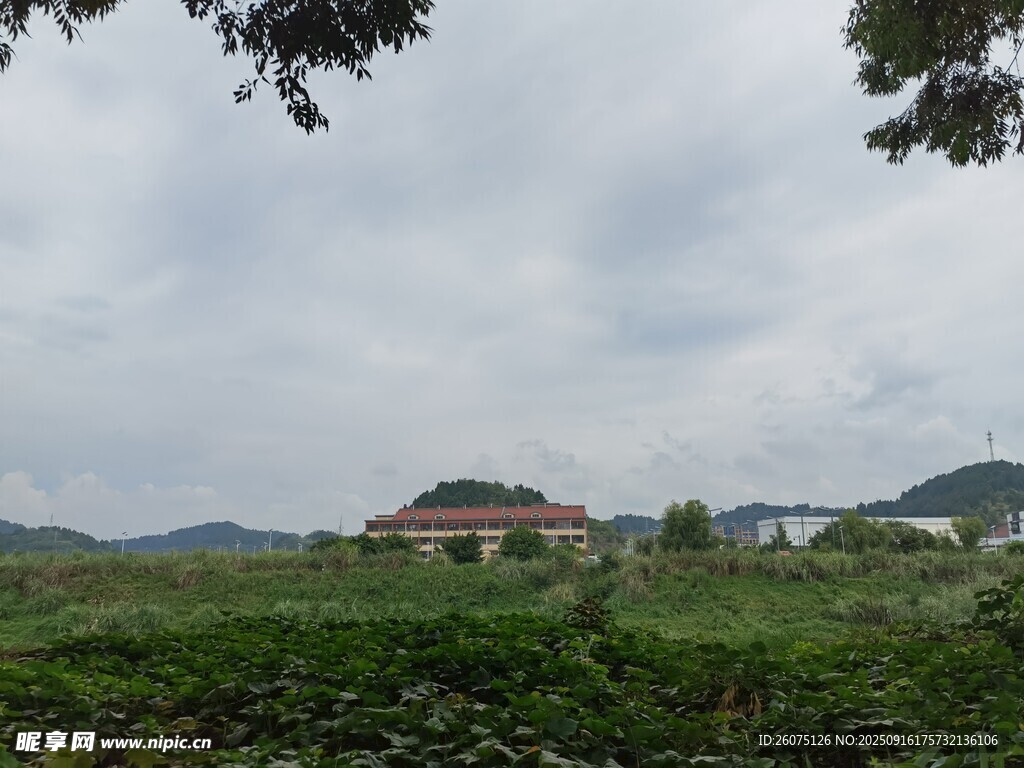 田園風(fēng)光中的古樸建筑