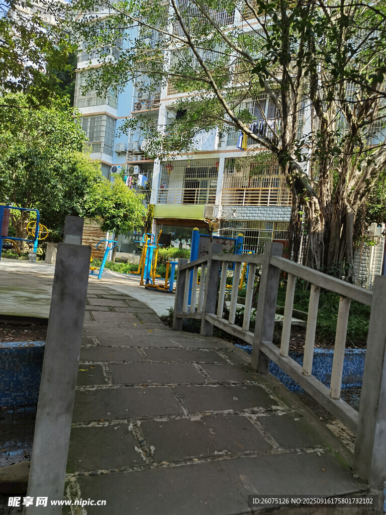 小區(qū)內(nèi)的休閑步道與設(shè)施
