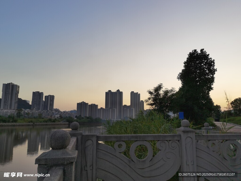 湖畔城市黃昏美景