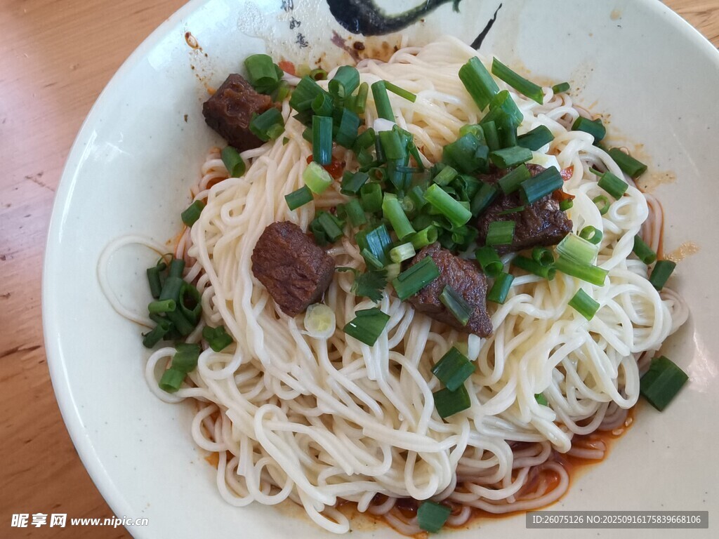美味蔥花牛肉拌面