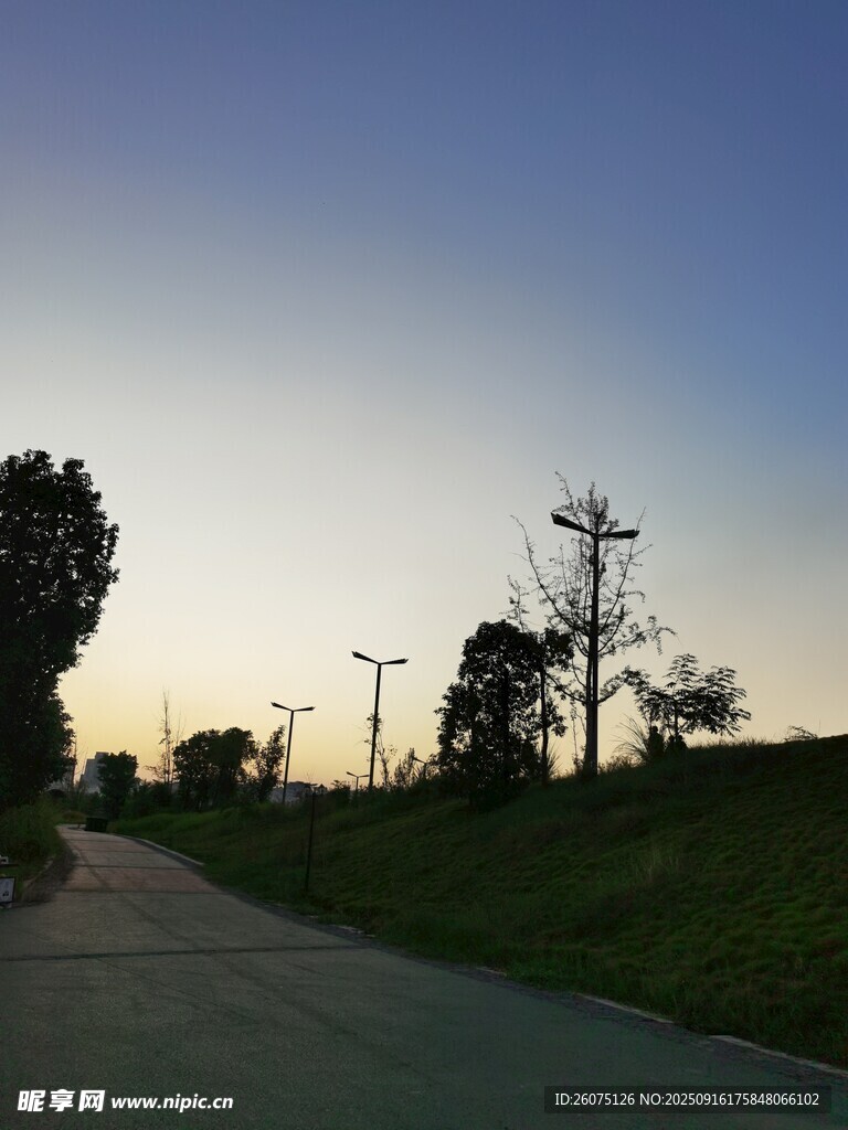 黃昏下的鄉(xiāng)間小路