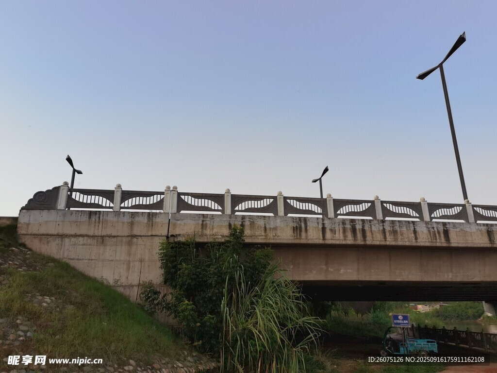 公路高架橋綠植相伴