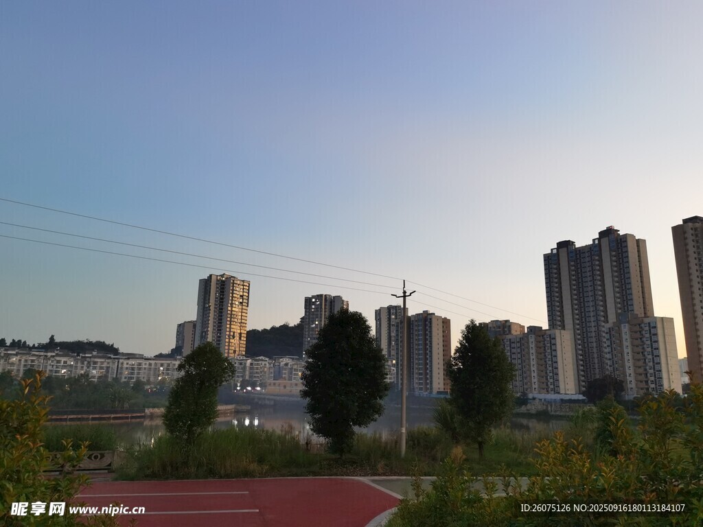 城市中跑道旁的高樓景觀