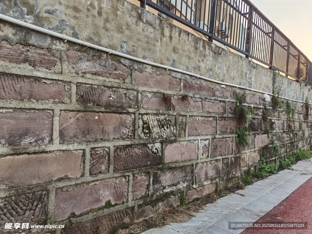 古老磚墻旁的狹窄步道