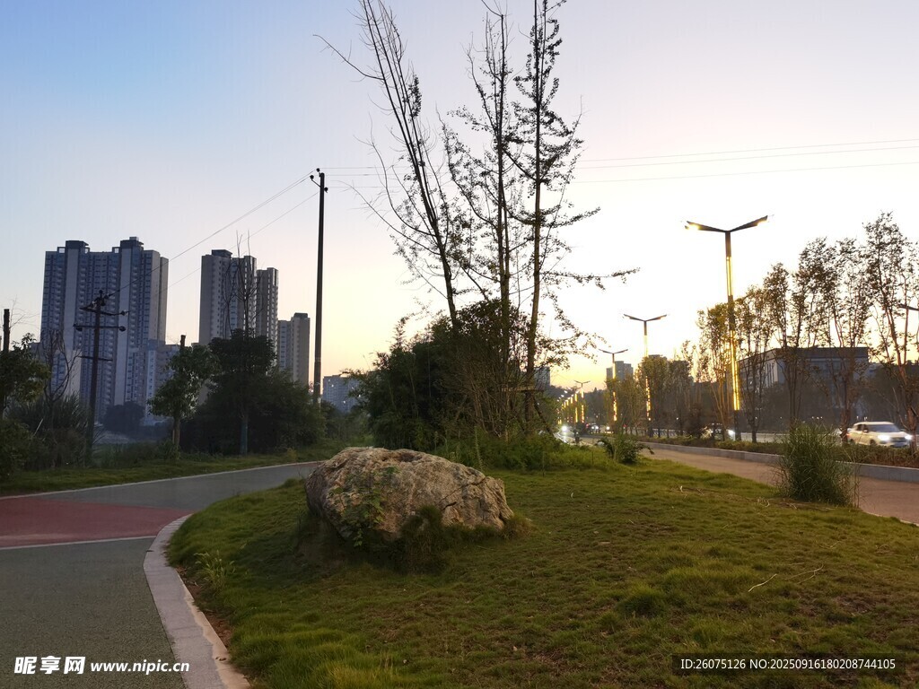 城市黃昏下的綠地景觀