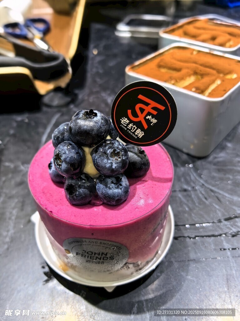 粉色藍(lán)莓裝飾美味蛋糕