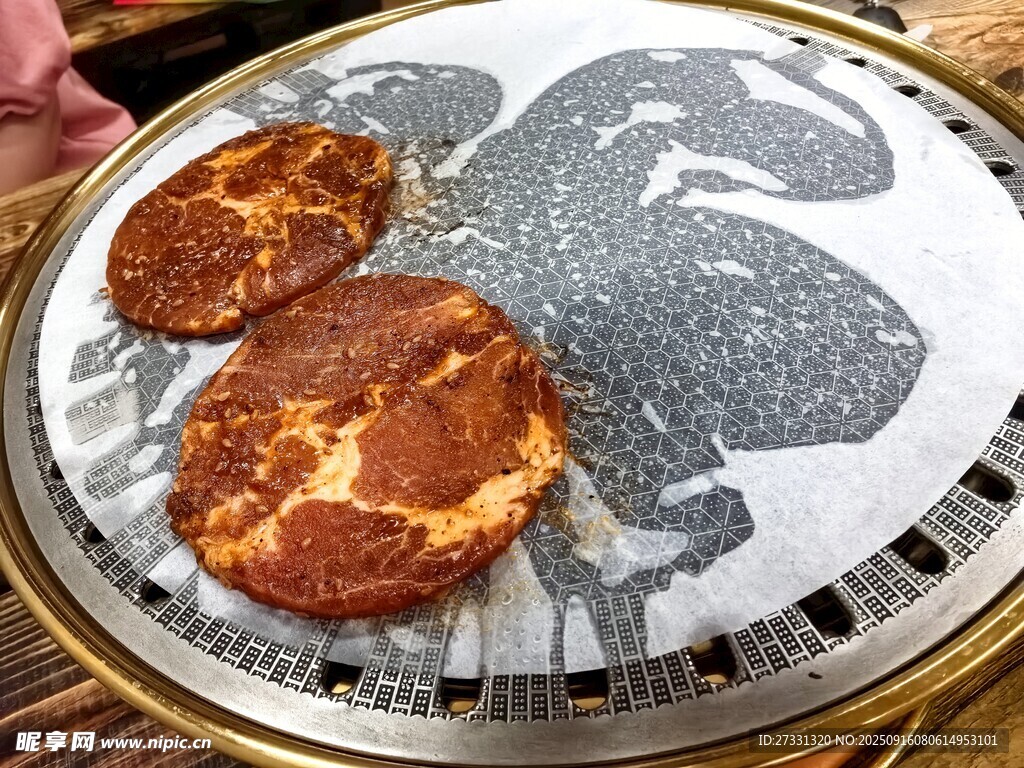 圓形盤上的美味棕色食物