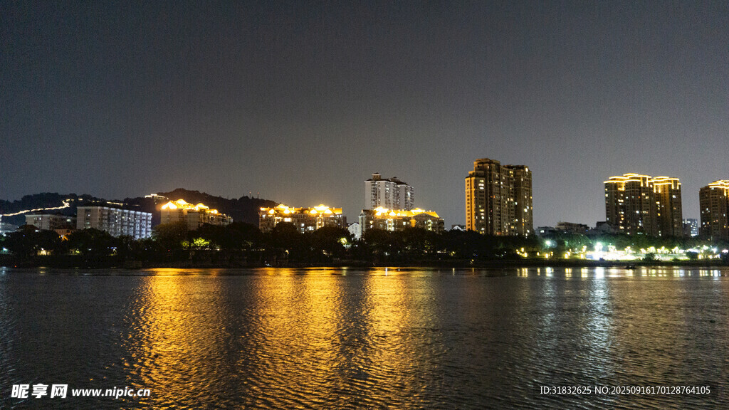 城市湖畔璀璨夜景