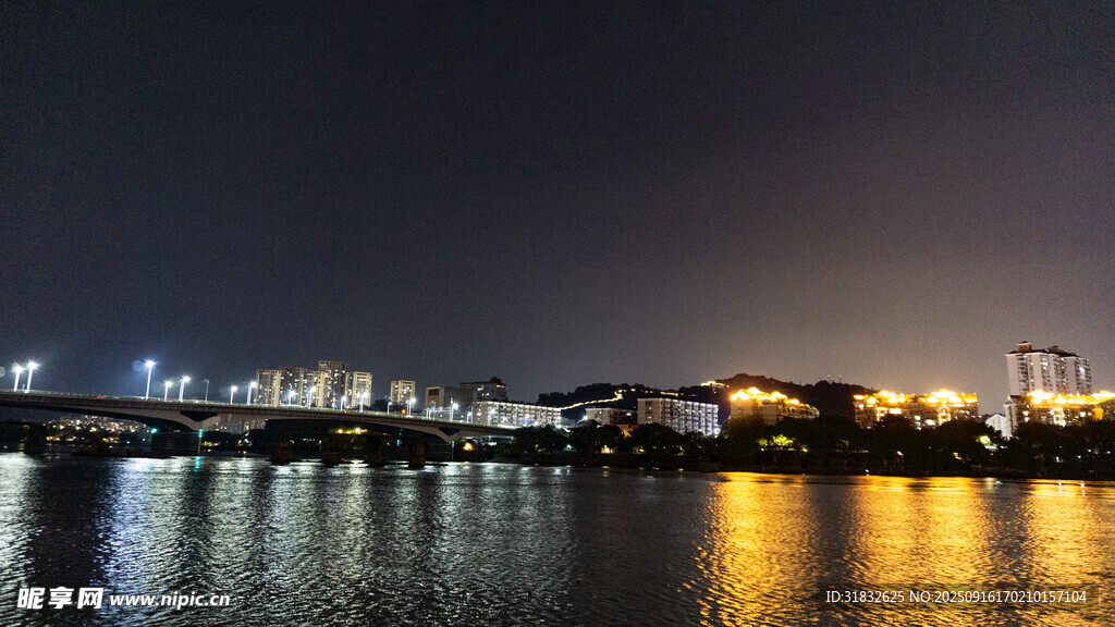 城市夜景下的璀璨河畔