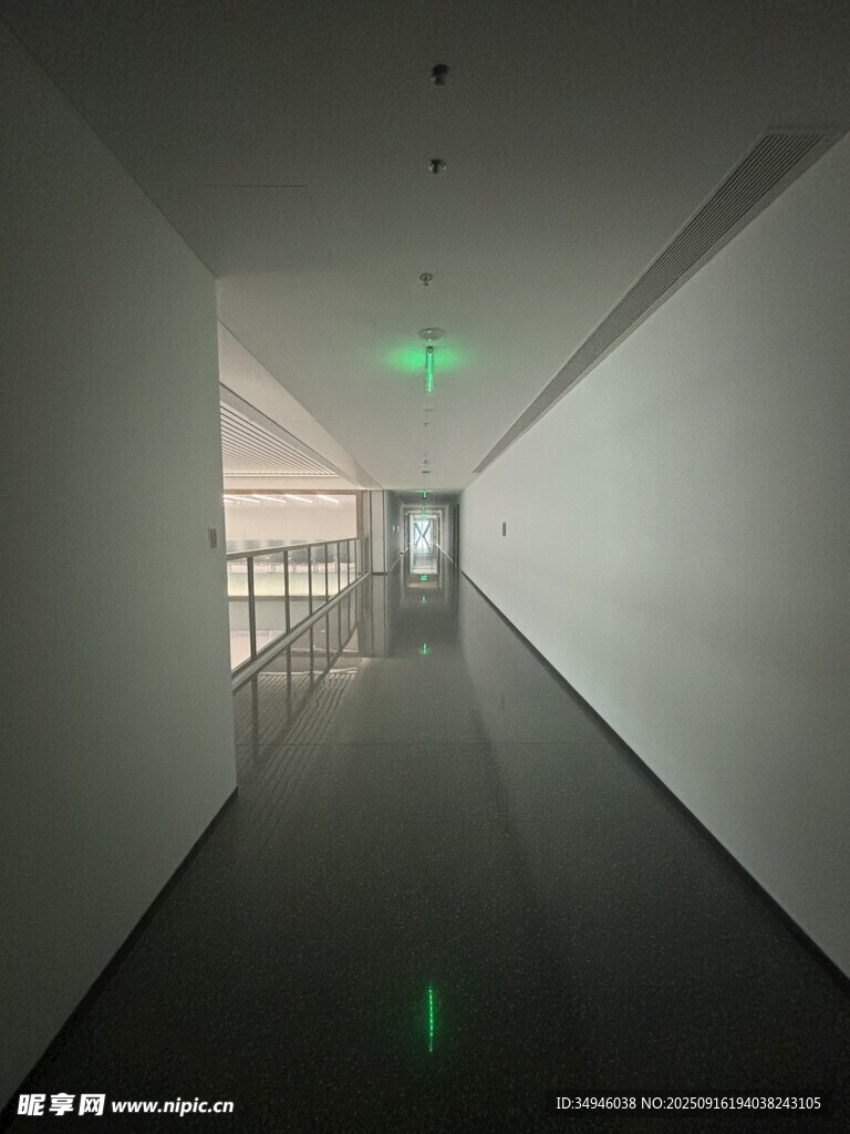空曠走廊的現(xiàn)代建筑空間