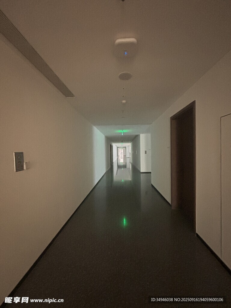 空曠走廊內(nèi)部場景