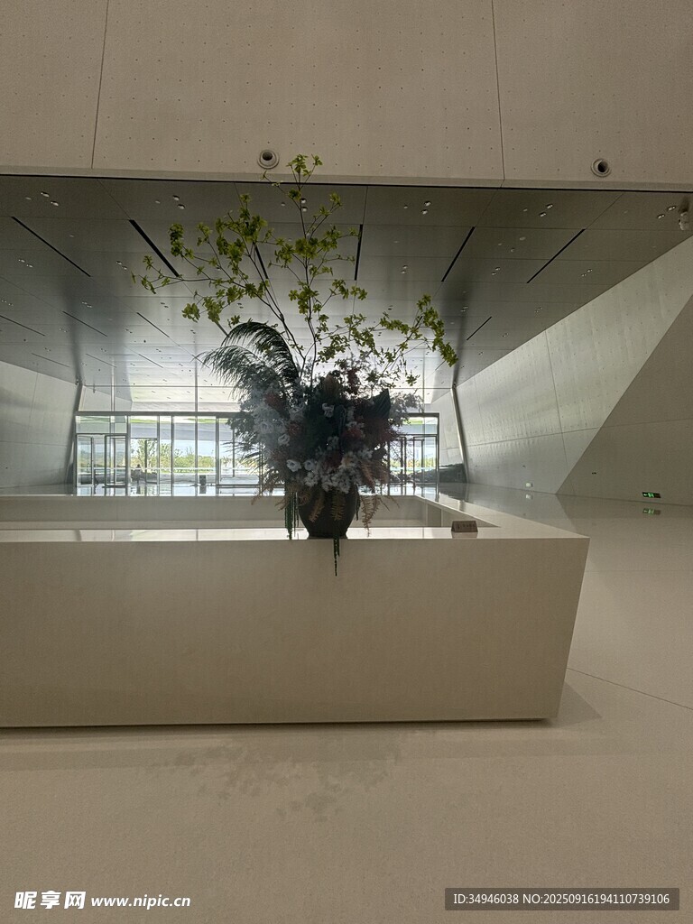 室內(nèi)現(xiàn)代風(fēng)格插花藝術(shù)展示
