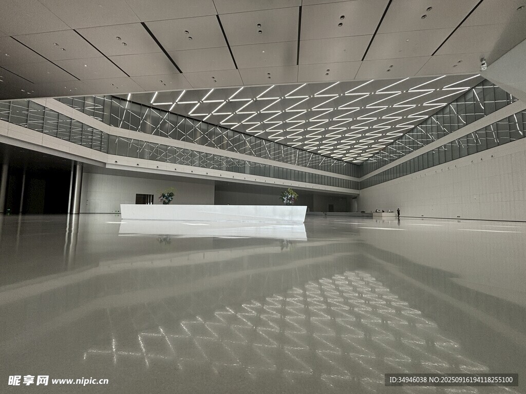 現(xiàn)代空曠室內(nèi)建筑空間