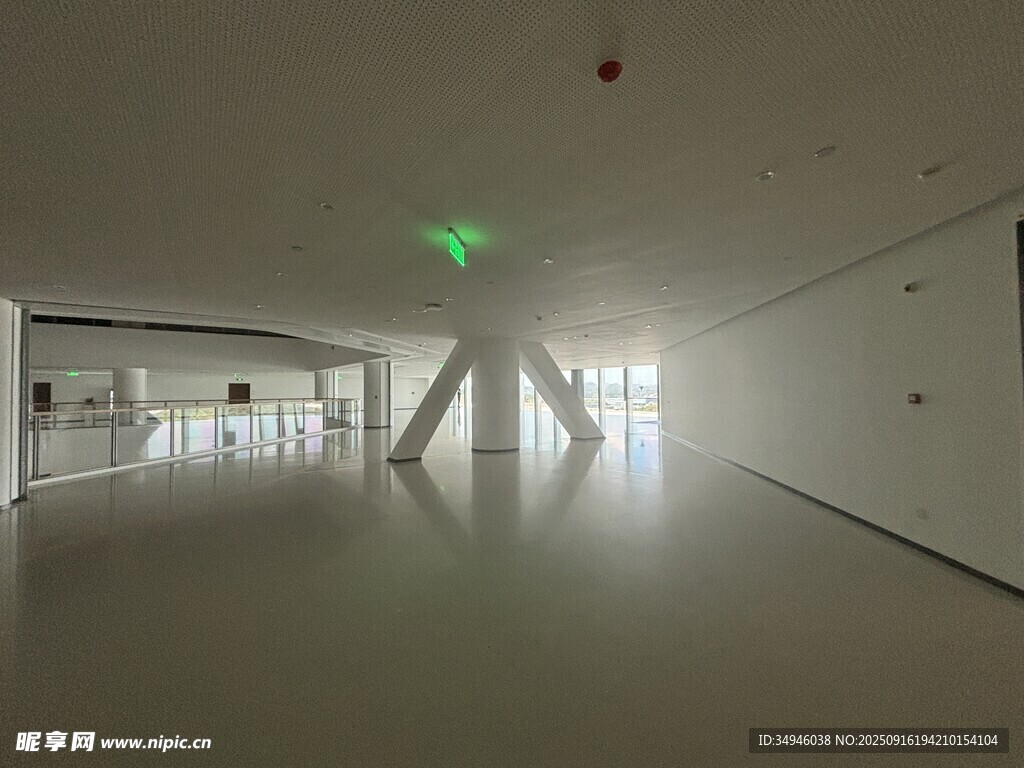 空曠現(xiàn)代風(fēng)室內(nèi)空間場景