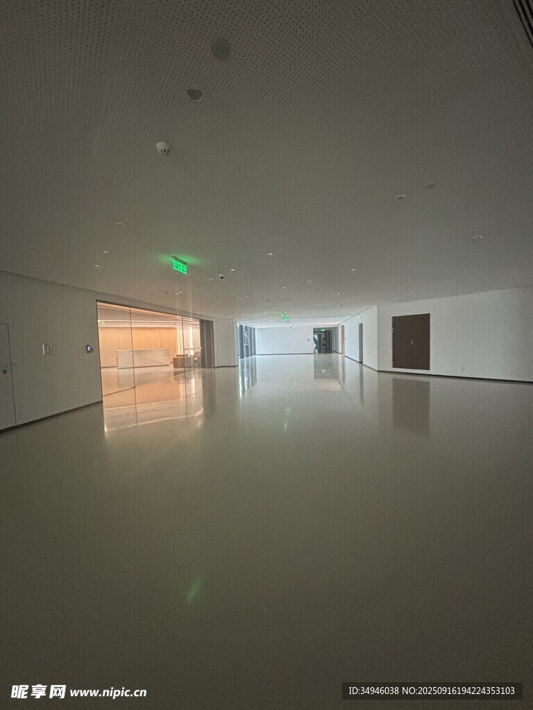 空曠明亮的現(xiàn)代化室內(nèi)空間