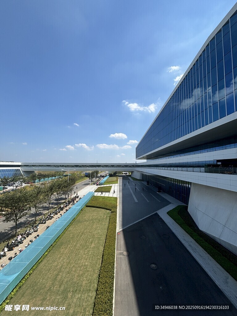 現(xiàn)代建筑外觀與周邊景觀