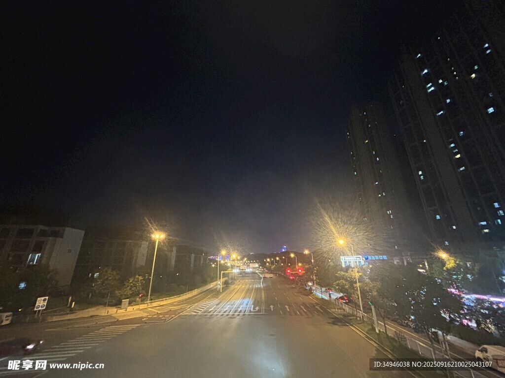 城市夜晚街道車流景象