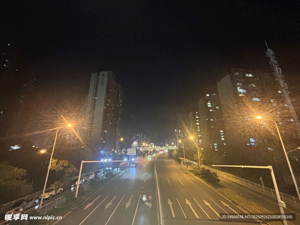 城市夜晚街道燈光景象