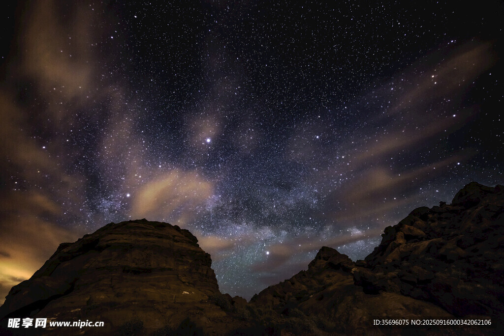 星空下的壯麗山巒