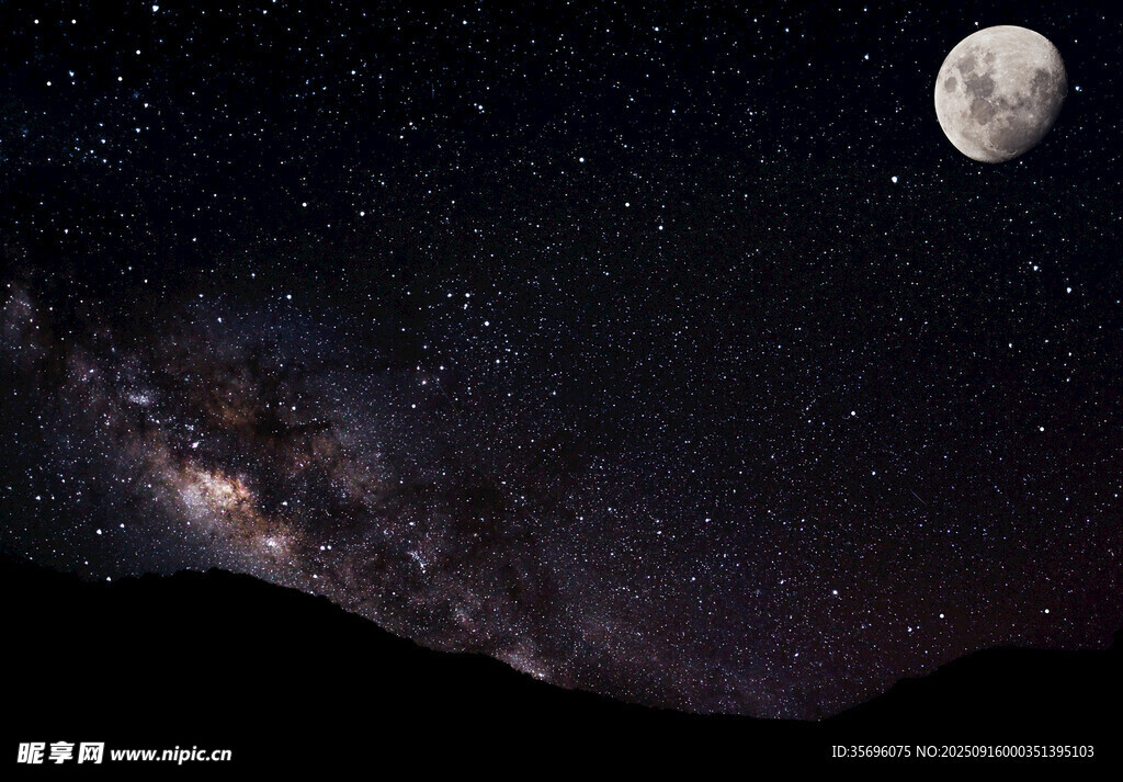 月夜星空下的山巒美景