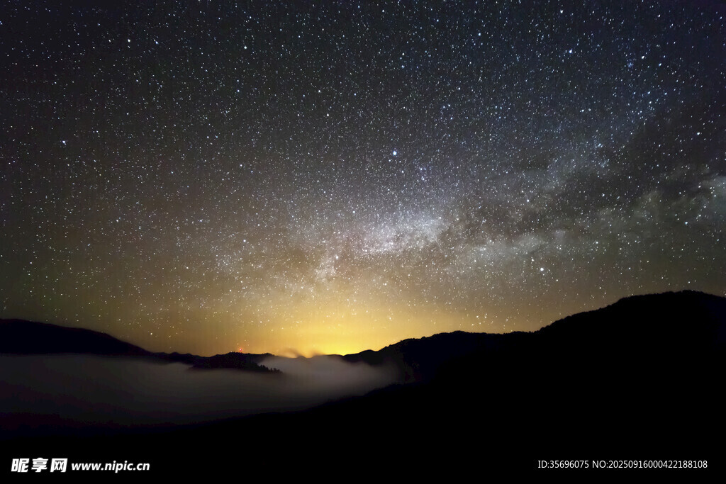 山間璀璨星空與云海奇觀